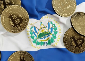 Bitcoin y bandera de El Salvador.