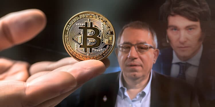 mano sosteniendo moneda de Bitcoin con Carlos Maslaton y Javier Milei en el fondo