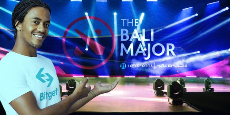 hombre con logo de Bitget en camiseta presentando escenario con logo de The Bali Major en el escenario