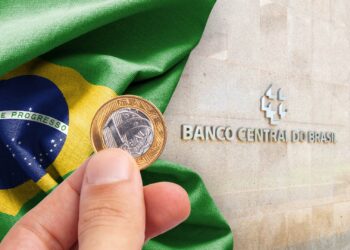 Bandera de Brasil, bitcoin y Banco Central de Brasil.