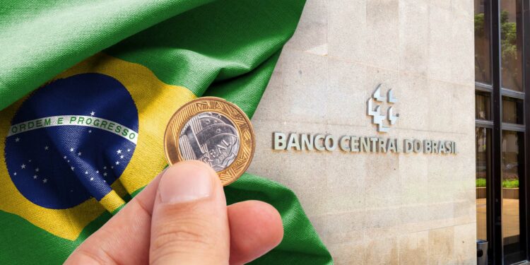 Bandera de Brasil, bitcoin y Banco Central de Brasil.