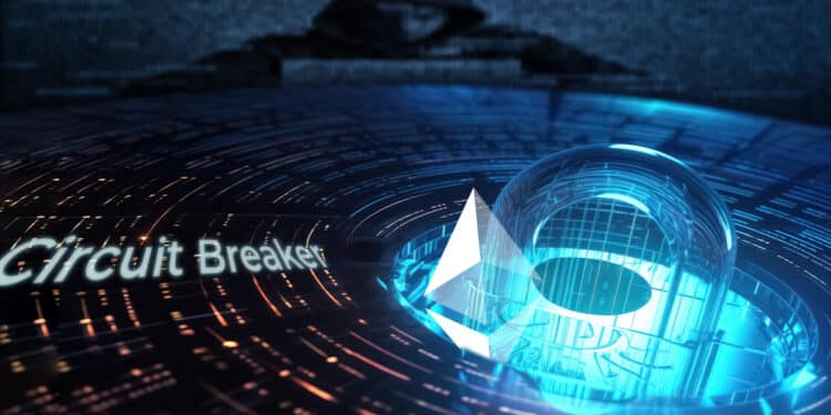 logo de ethereum surgiendo junto a candado en plataforma digital con hacker entre codigo en el fondo