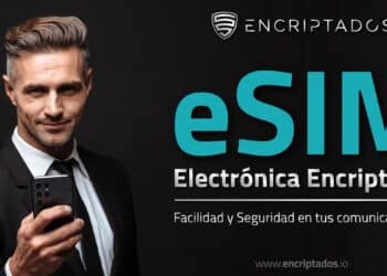 Hombre joven con un teléfono celular en la mano derecha y la pancarta promocional de eSIM de encriptados.io al lado.