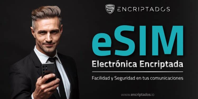 Hombre joven con un teléfono celular en la mano derecha y la pancarta promocional de eSIM de encriptados.io al lado.