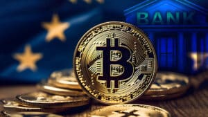 monedas de bitcoin sobre mesa con bandera de europa y edificación de bitcoin en el fondo