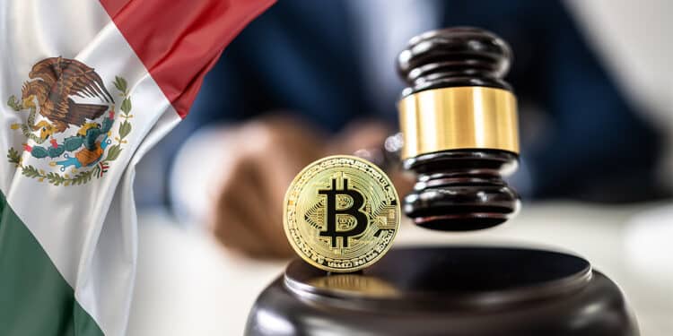 moneda de bitcoin junto a martillo de juez junto a bandera de méxico