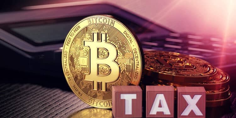 moneda de bitcoin con cubos señalando impuestos y calculadora en el fondo