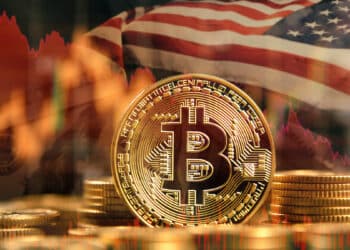 moneda de bitcoin entre monedas apiladas con grafico de inflación y bandera de los Estados Unidos en el fondo