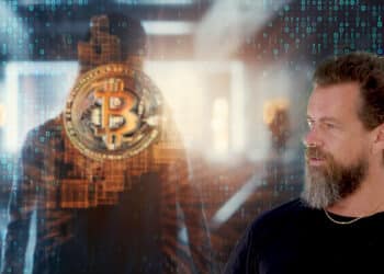 Jack Dorsey con persona atras de moneda de bitcoin con codigo superpuesto