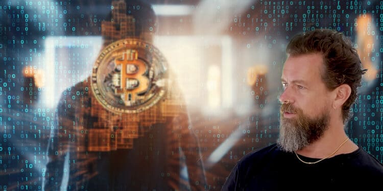 Jack Dorsey con persona atras de moneda de bitcoin con codigo superpuesto