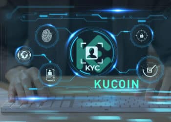 persona actualizando datos kyc de usuario en pantalla digital con logo de KuCoin