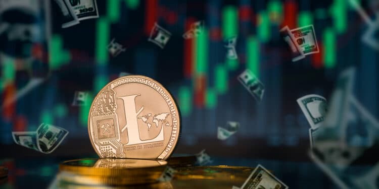 moneda de litecoin con grafico de precio en el fondo y billetes de dólares cayendo