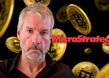 Michael Saylor junto a logo de MicroStrategy y bitcoin.