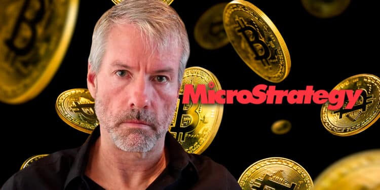 Michael Saylor junto a logo de MicroStrategy y bitcoin.