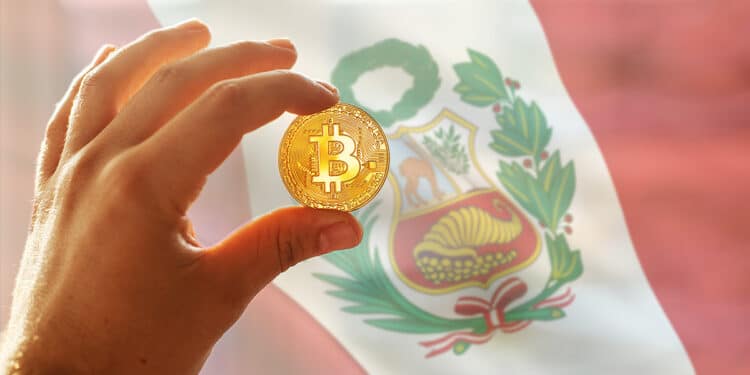 mano sosteniendo moneda de bitcoin con bandera de Perú en el fondo