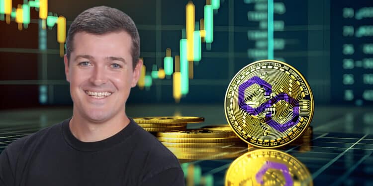 Marc Boiron con moneda de Poligon entre monedas apiladas en el fondo sobre mesa de cristal con grafico de precio en alza en el fondo