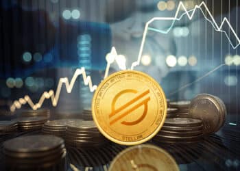 moneda de stellar entre monedas apiladas con grafico de precio y personas estrechando sus manos en el fondo