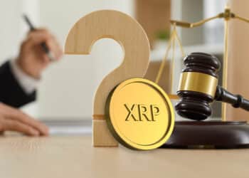 moneda de XRP de Ripple entre signo de interrogacion y martillo de juez sobre escritorio legal con persona en el fondo