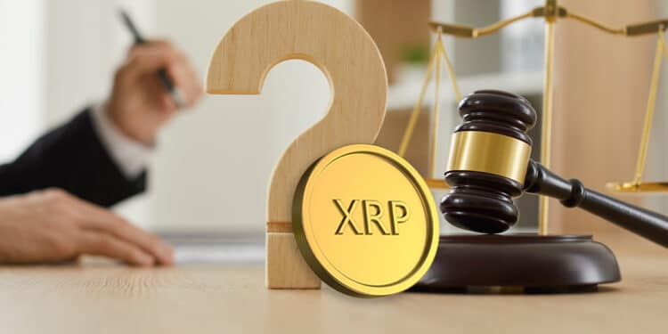 moneda de XRP de Ripple entre signo de interrogacion y martillo de juez sobre escritorio legal con persona en el fondo