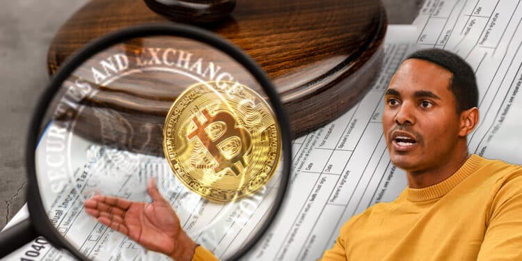 Ritchie Torres señalando lupa con logo de la SEC enfocando moneda de bitcoin sobre documento legal