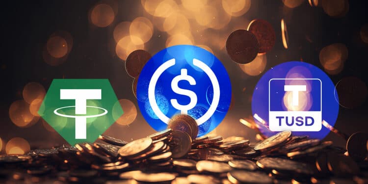 logos de las stablecoins tether, USDC y TrueUSD entre monedas apiladas y monedas cayendo en el fondo