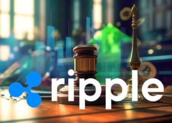 logo de Ripple sobre escritorio con martillo de juez, con grafico alcista de precio y criptomonedas subiendo junto a flecha en el fondo