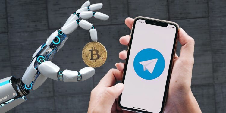 Celular con logo de telegram y bot con bitcoin.