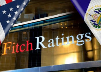 Banderas de El Salvador y Estados Unidos junto a logo de Fitch Ratings.