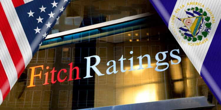 Banderas de El Salvador y Estados Unidos junto a logo de Fitch Ratings.