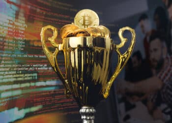 trofeo lleno de monedas de bitcoin entre codigo y desarrolladores