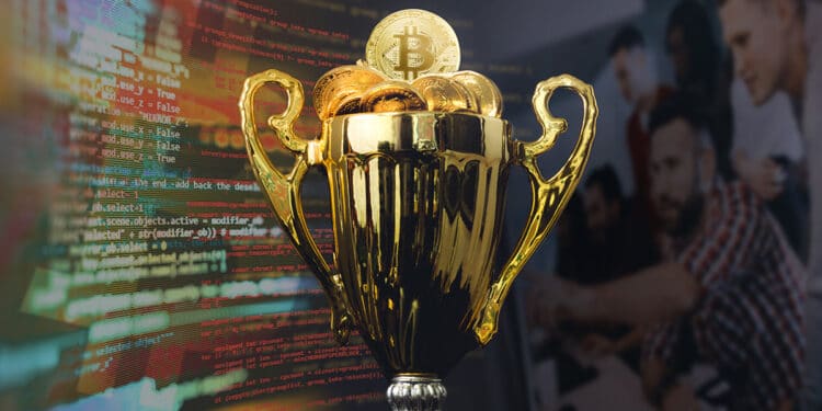 trofeo lleno de monedas de bitcoin entre codigo y desarrolladores