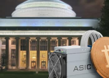 moneda de bitcoin apoyada en minero ASIC con edificio del MIT en el fondo