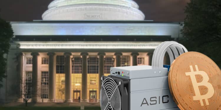 moneda de bitcoin apoyada en minero ASIC con edificio del MIT en el fondo