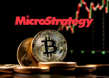 Bitcoin y logo de MicroStrategy.