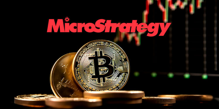 Bitcoin y logo de MicroStrategy.