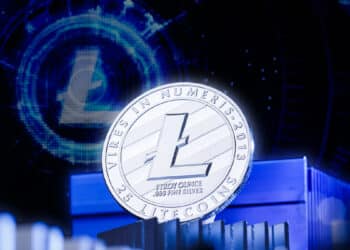 moneda de litecoin brillando con litecoin digital en el fondo