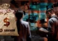 mano sosteniendo bolsa de dinero con logo de Arkham, con investigadores estudiando caso de FTX en pizarra en el fondo