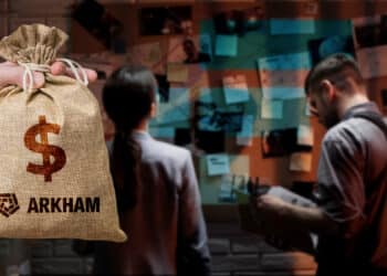 mano sosteniendo bolsa de dinero con logo de Arkham, con investigadores estudiando caso de FTX en pizarra en el fondo