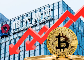 Bitcoin, Evergrande Group y flechas rojas indicando la quiebra.