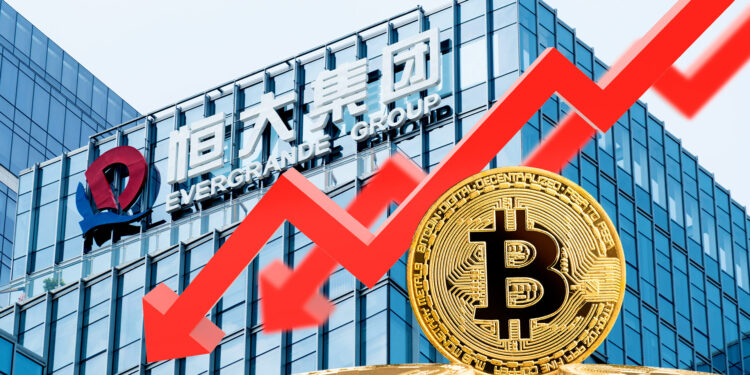 Bitcoin, Evergrande Group y flechas rojas indicando la quiebra.