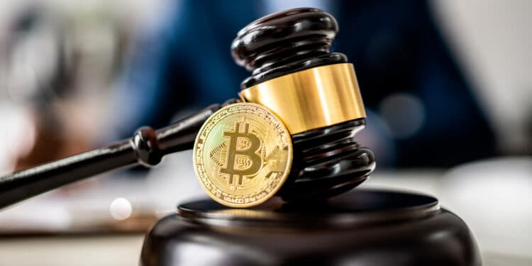 Bitcoin y martillo regulador.