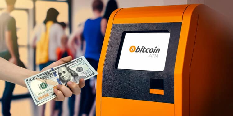 Niña introduciendo 100 dólares en un cajero automático de bitcoin.
