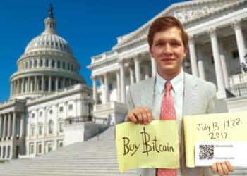 La comunidad catalogó como héroe a un chico que sacó un cartel de Bitcoin en el lugar en el que se discutía sobre la política monetaria de Estados Unidos. Composición por CriptoNoticias. lazyllama/ stock.adobe.com; AltcoinsWorlds/ twitter.com