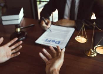 persona criticando documento legal y juez en escritorio