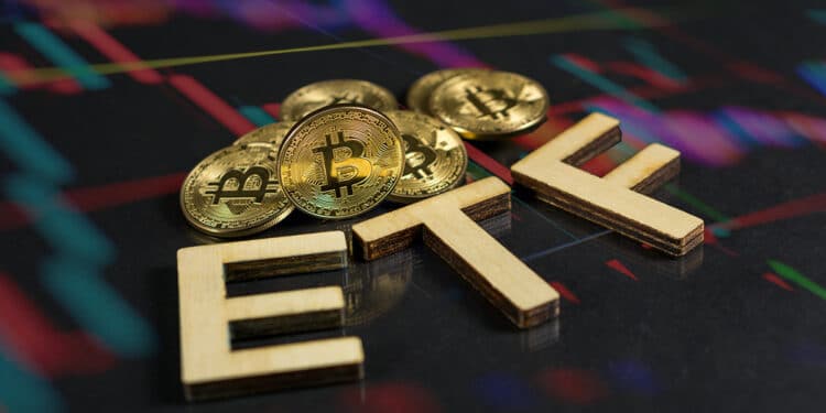 monedas de bitcoin junto a letras formando ETF sobre superficie de cristal con grafico de precio reflejado