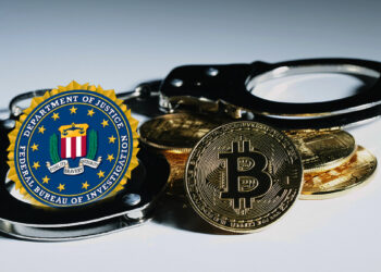 moneda de bitcoin y criptomonedas entre esposas con logo del FBI