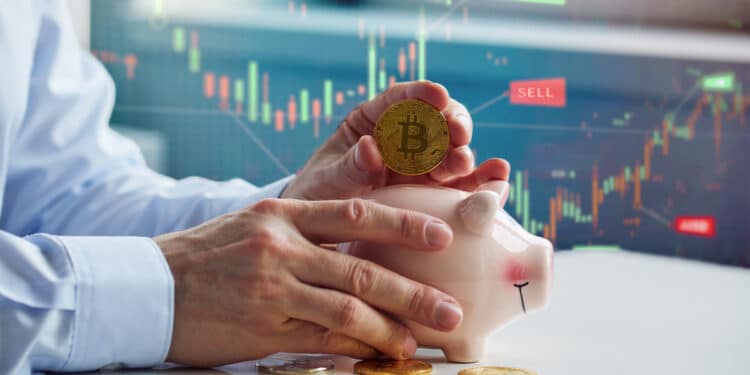 persona depositando moneda de bitcoin en alcancía de cerdito con grafico de trading en el fondo
