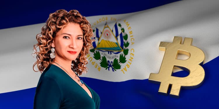 Monica Taher, bitcoin y bandera de El Salvador.