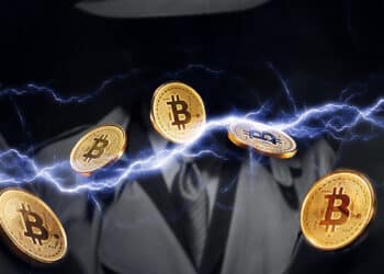 monedas de bitcoin transfiriendose en red lightning con persona de incognito en el fondo