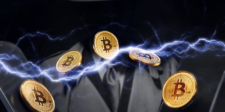 monedas de bitcoin transfiriendose en red lightning con persona de incognito en el fondo